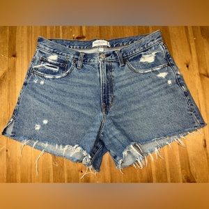 31/12 Abercrombie & Fitch “The Boyfriend Short - Mid-Rise - Curve Love”.